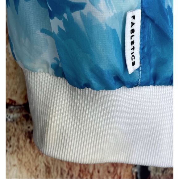 Fabletics Blue White Floral Mesh Sleeves Lightweight Atlanta Jacket Zip Medium - Picture 5 of 6